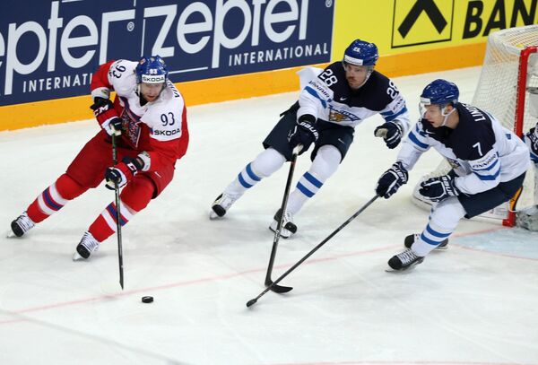 Нападающий сборной Чехии Якуб Ворачек, хоккеисты сборной Финляндии Ансси Салмела и Эса Линделль (слева направо)
