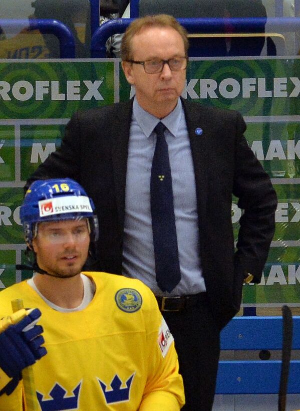 Главный тренер сборной Швеции Пер Мортс (на заднем плане)
