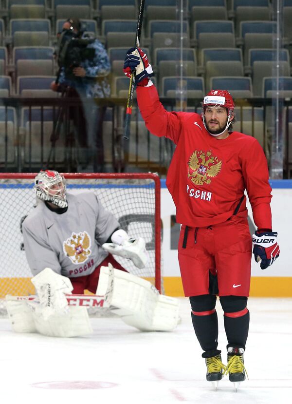 Нападающий сборной России по хоккею Александр Овечкин во время тренировки