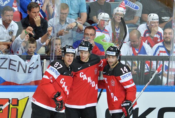 Форварды сборной Канады Сидни Кросби, Тейлор Холл и Джордан Эберле (слева направо)