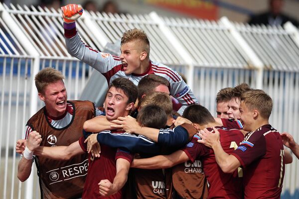 Футболисты юношеской сборной России радуются победе