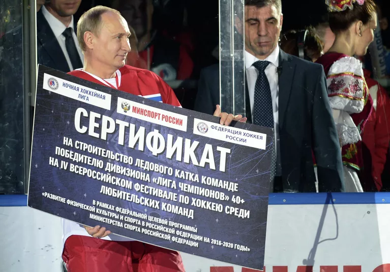 Президент России Владимир Путин на церемонии награждения победителей турнира – команды Невский легион из Санкт-Петербурга перед началом гала-матча турнира Ночной хоккейной лиги в Сочи Президент России Владимир Путин на церемонии награждения победителей турнира – команды Невский легион из Санкт-Петербурга перед началом гала-матча турнира Ночной хоккейной лиги в Сочи