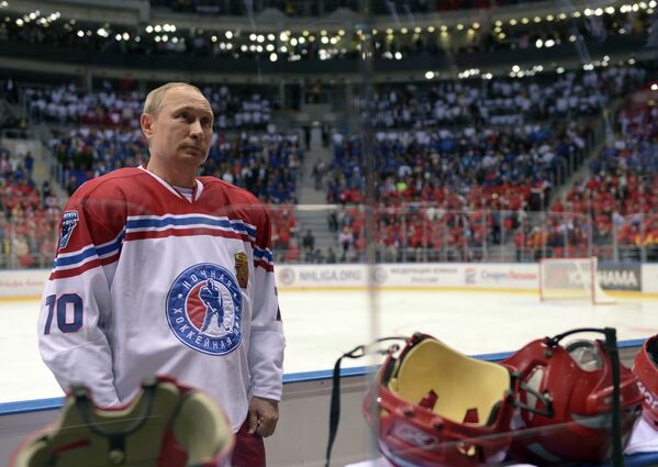 Президент России Владимир Путин перед началом гала-матча турнира Ночной хоккейной лиги в Сочи