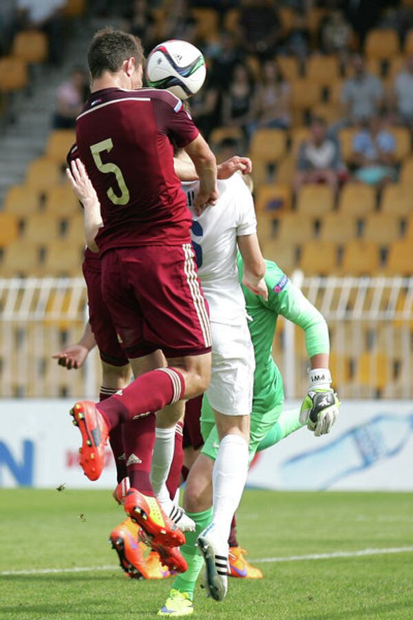 Защитник юношеской сборной России по футболу Алексей Татаев (на переднем плане)