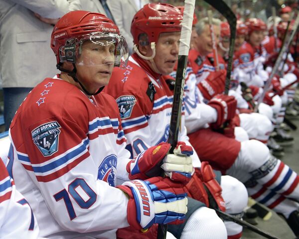 Президент России Владимир Путин (слева) в гала-матче турнира Ночной хоккейной лиги в Сочи