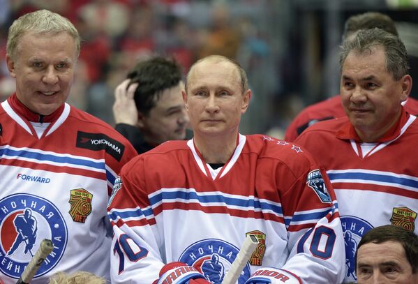 Президент России Владимир Путин (в центре) во время церемонии фотографирования после окончания гала-матча турнира Ночной хоккейной лиги в Сочи