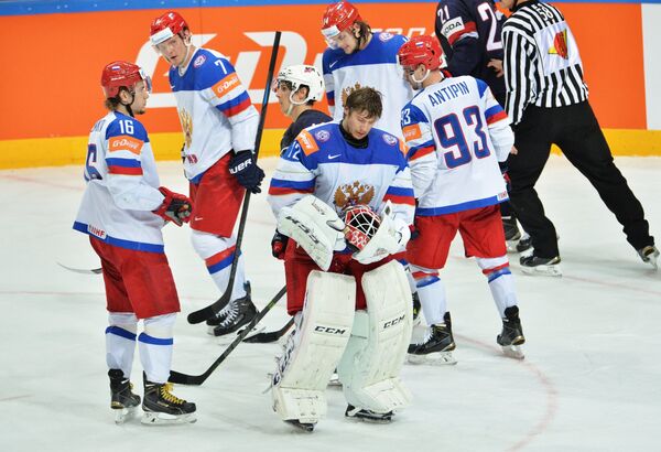 Вратарь сборной России Сергей Бобровский (в центре) в окружении российских хоккеистов