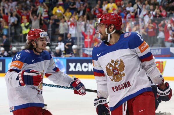 Нападающие сборной России Виктор Тихонов (слева) и Александр Овечкин радуются забитому голу