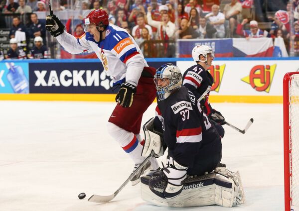 Нападающий сборной России Евгений Малкин (слева) радуется забитому голу