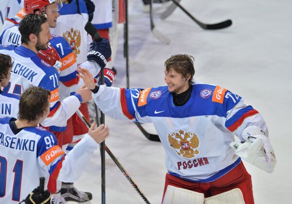 Хоккеисты сборной России поздравляют вратаря сборной Сергея Бобровского