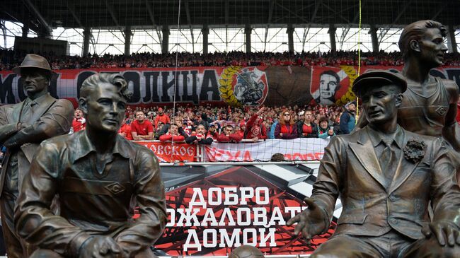 Памятник, установленный в честь игроков ФК Спартак братьев Старостиных, на стадионе Открытие Арена