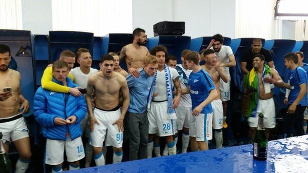 Футболисты Зенита празднуют звание чемпионов России в раздевалке после матча с Уфой