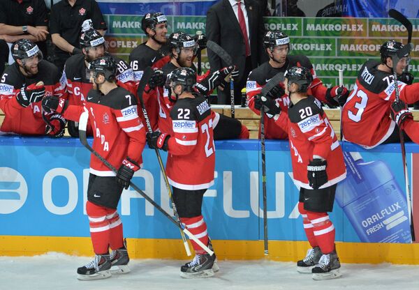 Игроки сборной Канады радуются заброшенной шайбе