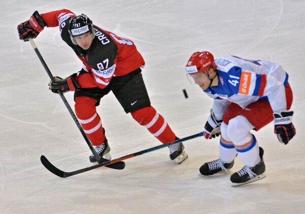 Форвард сборной Канады Сидни Кросби (слева) и нападающий сборной России Николай Кулёмин