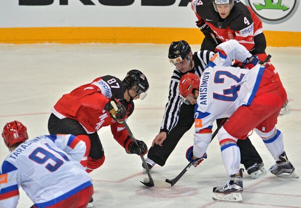 Форвард сборной Канады Сидни Кросби (слева) и нападающий сборной России Артём Анисимов