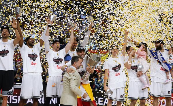 Игроки Реала радуются победе в финальном матче Финала четырех баскетбольной Евролиги