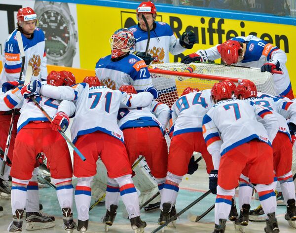 Игроки сборной России перед началом финального матча чемпионата мира по хоккею 2015