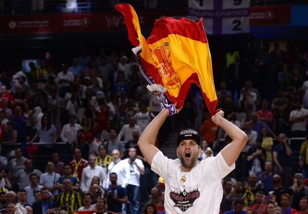 Игрок Реала Фелипе Рейес радуется победе в финальном матче Финала четырех баскетбольной Евролиги