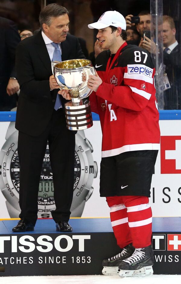 Президент международной федерации хоккея Рене Фазель (слева) и капитан сборной Канады по хоккею Сидни Кросби