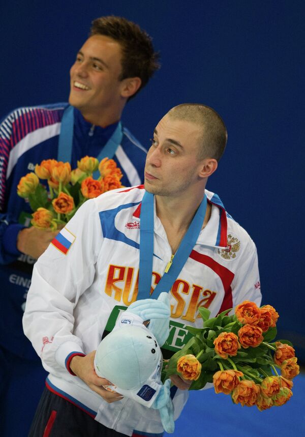 Россиянин Глеб Гальперин (на первом плане), завоевавший бронзовую  медаль в прыжках с 10-метровой вышки на чемпионате Европы по прыжкам в воду