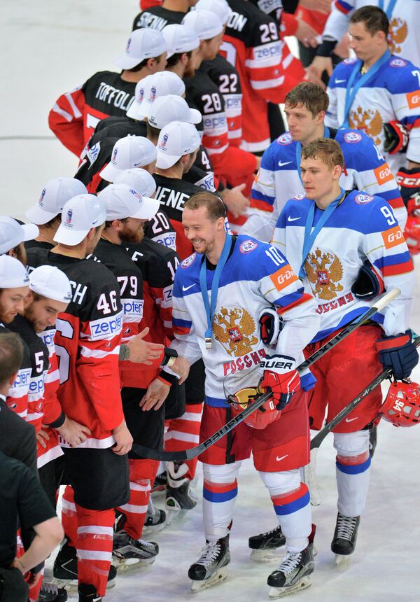 Хоккеисты сборных Канады и России