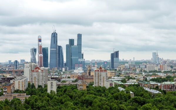 Вид на ММДЦ Москва-Сити с крыши строящегося стадиона ПФК ЦСКА в Москве