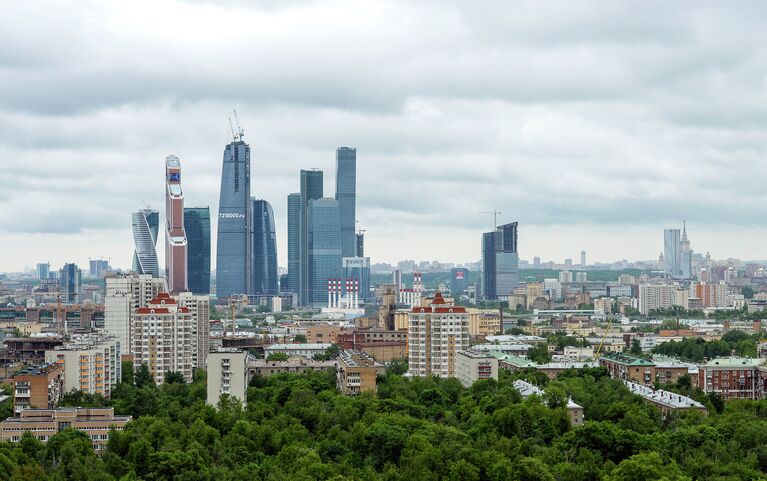 Вид на ММДЦ Москва-Сити с крыши строящегося стадиона ПФК ЦСКА в Москве