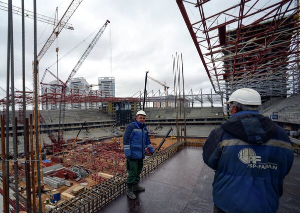 Рабочие на строительной площадке нового стадиона ПФК ЦСКА в Москве