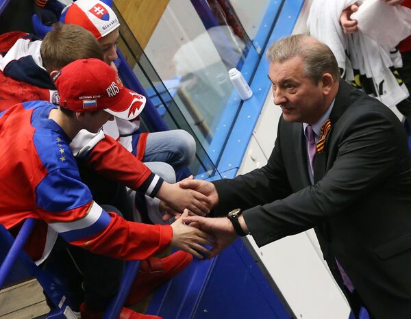 Президент федерации хоккея России Владислав Третьяк (справа)