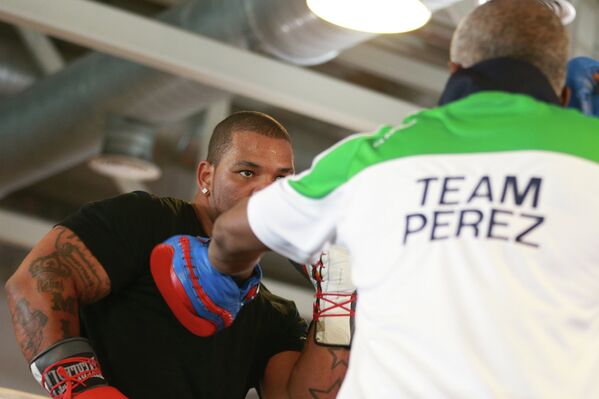 Кубинский боксер Майк Перес (слева)