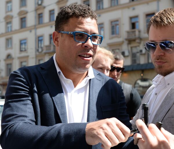 Бывший бразильский футболист Роналдо (слева) перед началом пресс-конференции в Москве