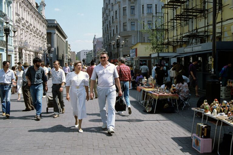 Лариса Латынина с мужем Юрием на Арбате