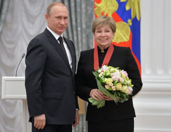 Президент России Владимир Путин (слева) и девятикратная олимпийская чемпионка в соревнованиях по спортивной гимнастике Лариса Латынина