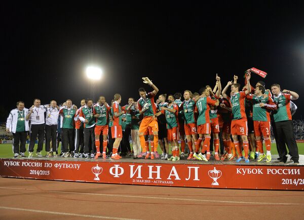 Футболисты Локомотива во время церемонии награждения после победы в финальном матче Кубка России