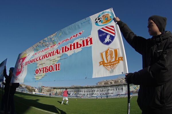 олельщики крымского футбольного клуба СКЧФ на акции против санкции УЕФА