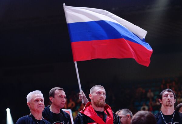 Российский боксер Дмитрий Кудряшов (третий слева)