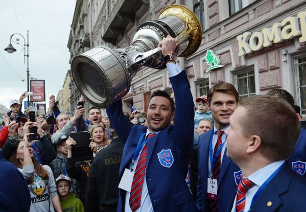 Капитан ХК СКА Илья Ковальчук с главным трофеем КХЛ