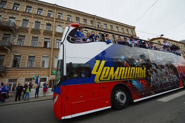 Автобус с игроками СКА во время чествования хоккеистов и руководства хоккейного клуба СКА
