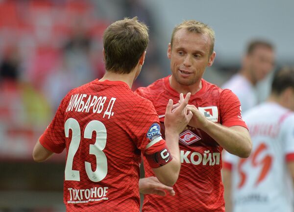 Игроки Спартака Дмитрий Комбаров (слева) и Денис Глушаков радуются забитому голу