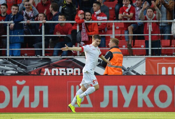 Защитник Уфы Дмитрий Стоцкий радуется своему забитому голу