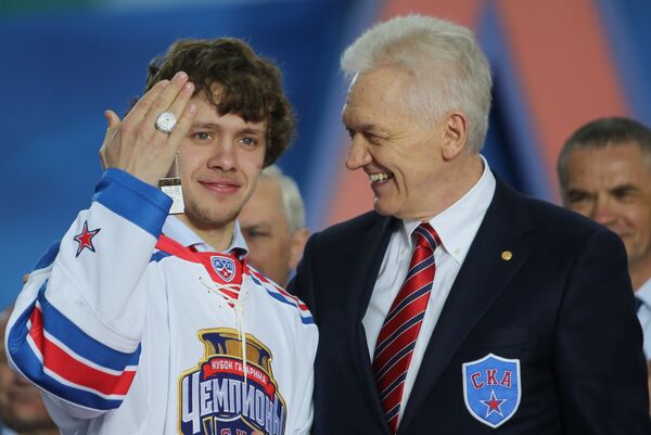 Нападающий СКА Артемий Панарин (слева) и председатель Совета директоров, президент хоккейного клуба СКА Геннадий Тимченко