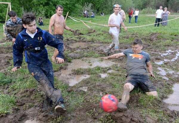 Участники матча Футбола в грязи