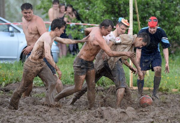 Участники матча Футбола в грязи