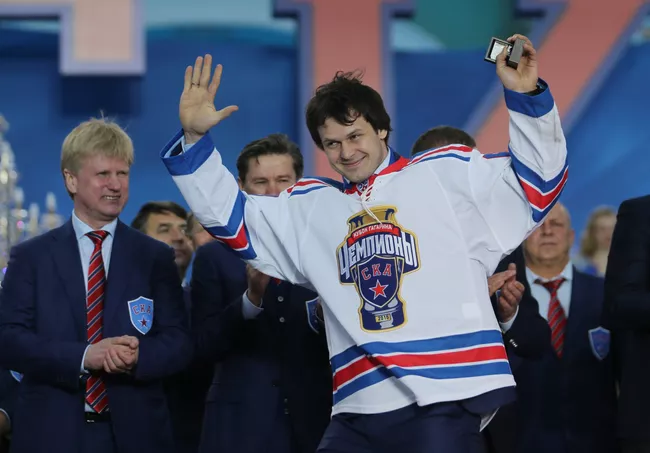 Форвард СКА Евгений Дадонов