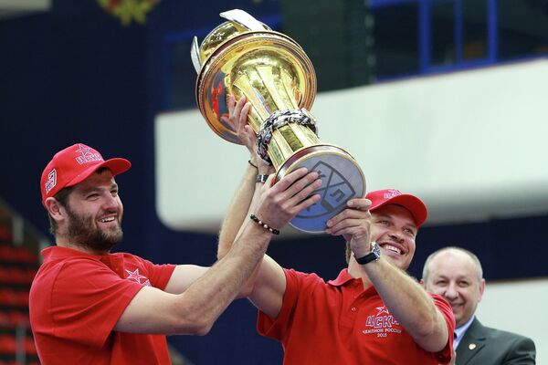 Игроки Александр Радулов и Денис Денисов с кубком победителя регулярного чемпионата КХЛ