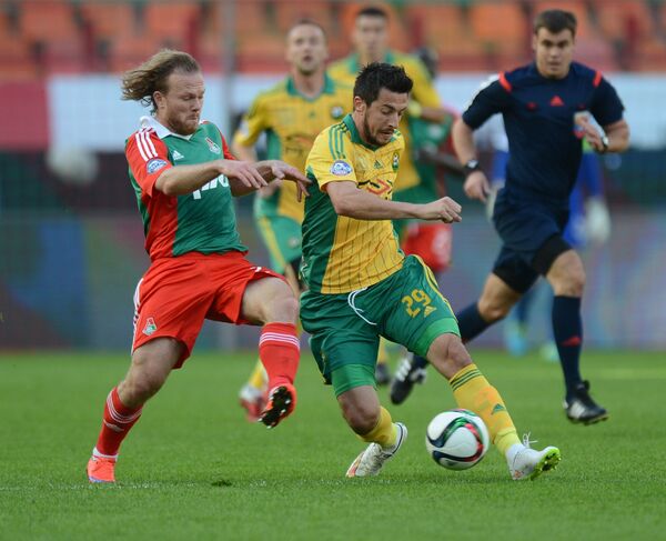 Защитник Кубани Станислав Манолев и защитник Локомотива Виталий Денисов (справа налево на первом плане)
