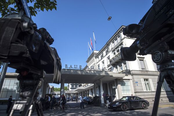Пресса возле отеля в Цюрихе, где были задержаны чиновники ФИФА по обвинению в коррупции