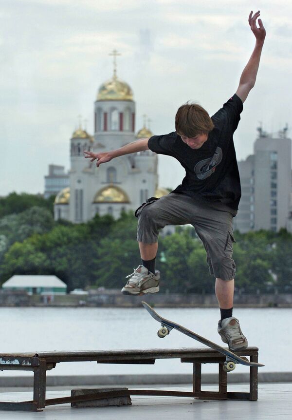 Скейтбордист на набережной реки Исеть в Екатеринбурге