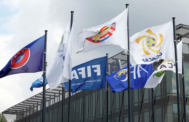 Флаги возле здания штаб-квартиры ФИФА в Цюрихе, Швейцария