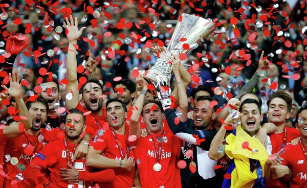Футболисты Севильи радуются победе в финале Лиги Европы